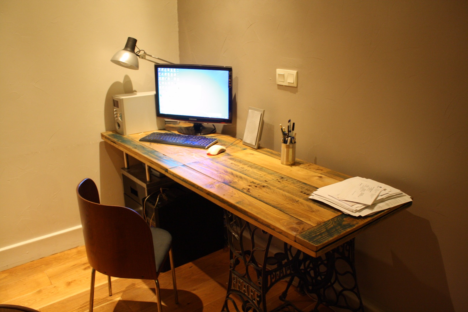 Pallet Desk DIY: A Sustainable Approach to Home Office Design插图4